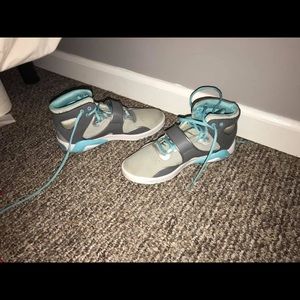 Shoes and clothes I’m selling pm